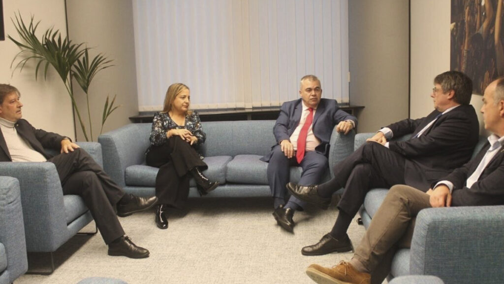 El PSOE se reúne con Puigdemont en Bruselas para cerrar la investidura de Sánchez