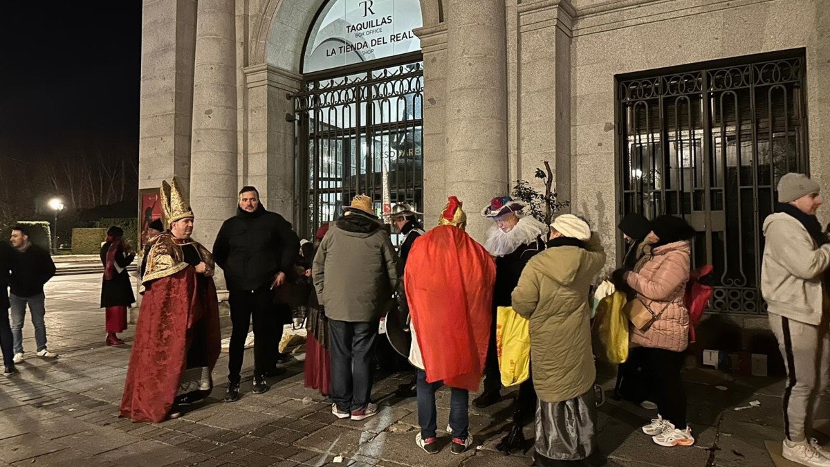 Gente haciendo cola a primera hora de este viernes en las puertas del Teatro Real para el sorteo de la Lotería de Navidad 2023