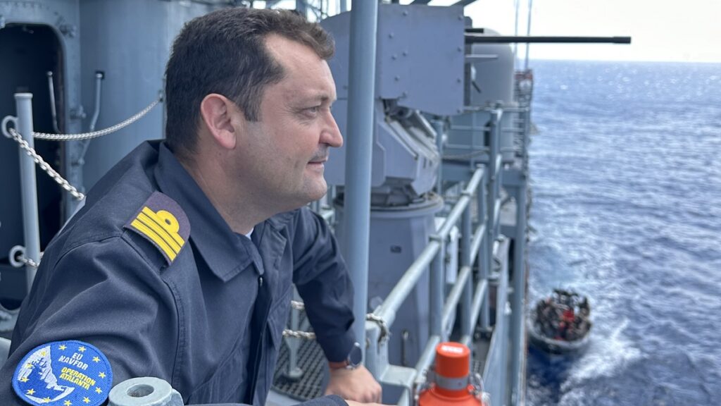El capitán de fragata José María de la Puente, comandante de la 'Victoria', de la Armada española