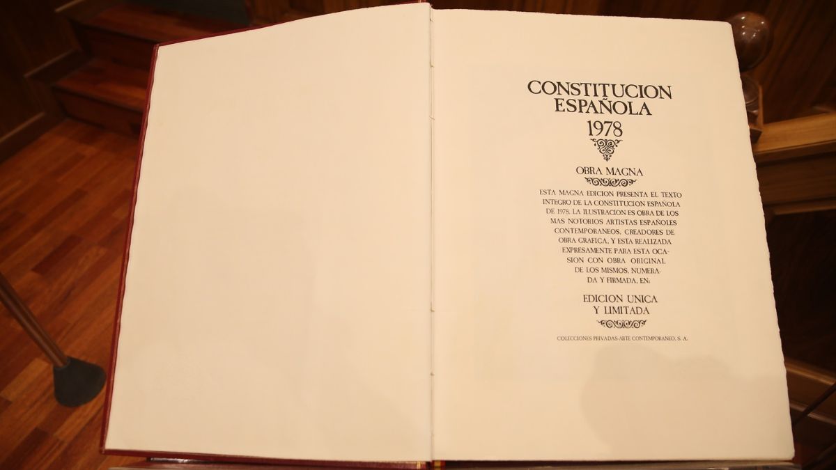 Ejemplar de la Constitución española en las Cortes de Castilla-La Mancha