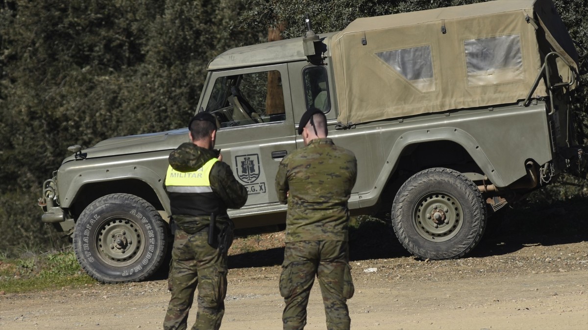 Miembros del Ejército acordonando el lugar donde fueron localizados los dos militares fallecidos en la base de Cerro Muriano