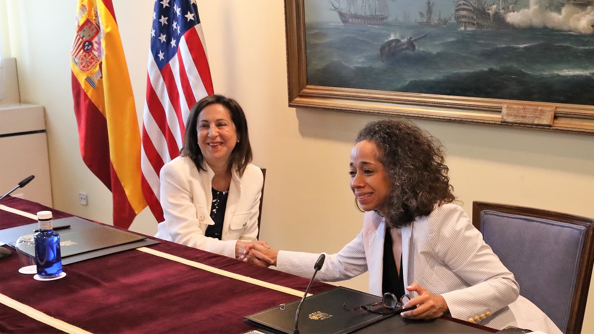 La ministra de Defensa, Margarita Robles, y la embajadora de EEUU en España, Julissa Reynoso