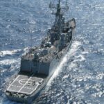 La fragata española 'Victoria' se prepara para interceptar un barco secuestrado por piratas en el Índico