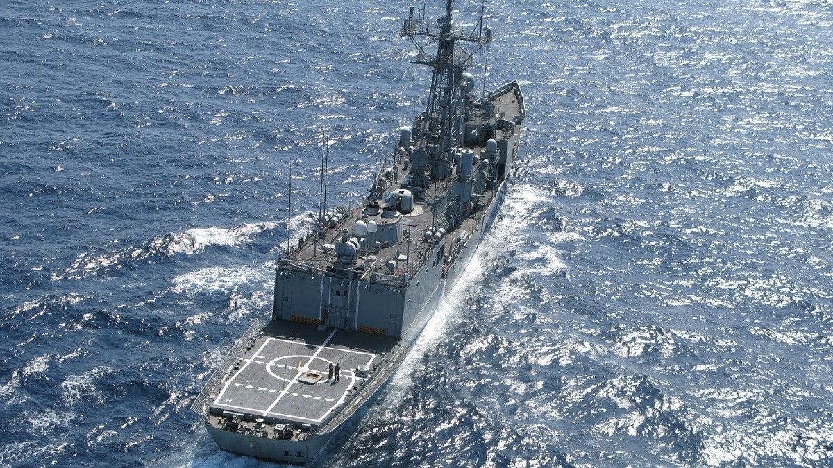 La fragata española 'Victoria' se prepara para interceptar un barco secuestrado por piratas en el Índico