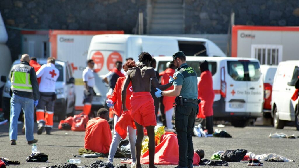 Varios inmigrantes son atendidos por los servicios de emergencias, en el muelle de La Restinga, a 9 de noviembre en El Hierro, Islas Canarias