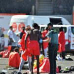 Varios inmigrantes son atendidos por los servicios de emergencias, en el muelle de La Restinga, a 9 de noviembre en El Hierro, Islas Canarias