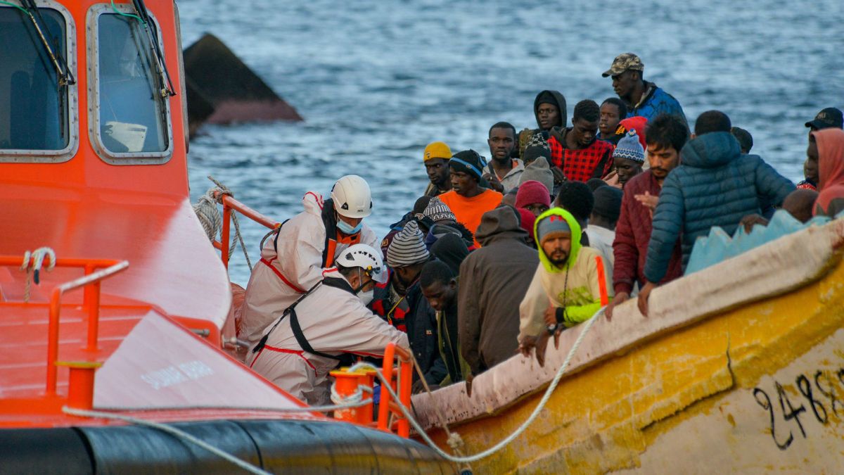 Salvamento Marítimo rescata un cayuco con 156 migrantes en aguas próximas a El Hierro