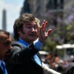 Argentina devalúa un 50% su moneda y anuncia un paquete de "urgencia"