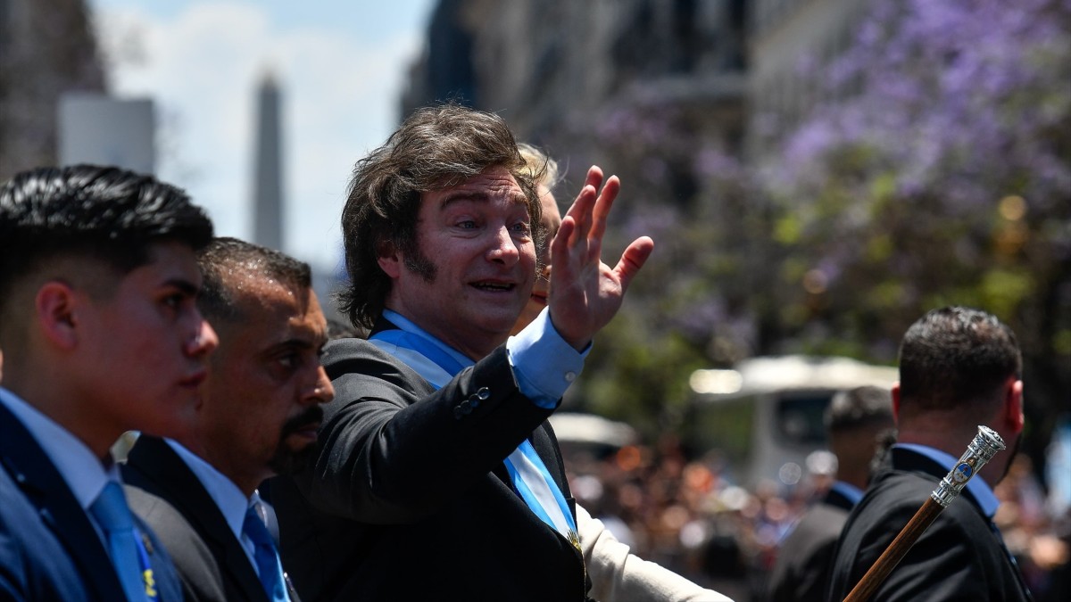 Argentina devalúa un 50% su moneda y anuncia un paquete de "urgencia"