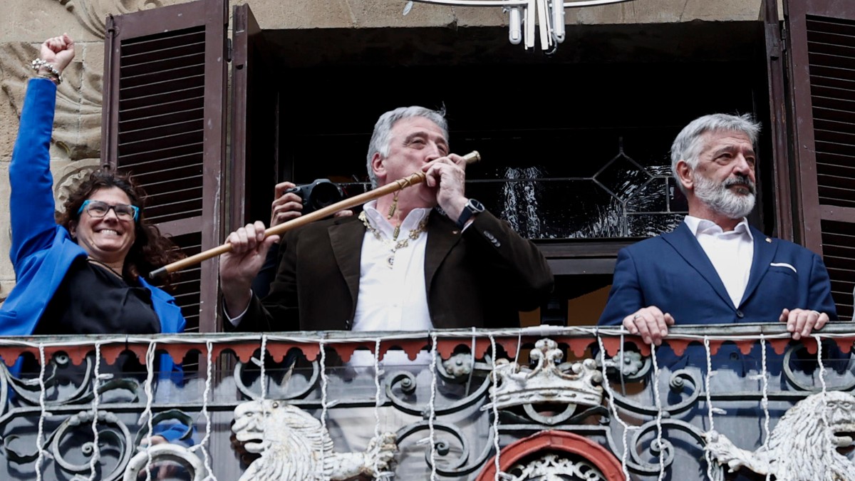 Joseba Asirón celebra en el balcón del Ayuntamiento convertirse en el nuevo alcalde de Pamplona