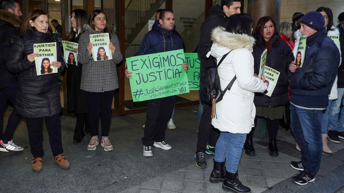 Familiares y amigos de Esther López protestan a las puertas de los juzgados de Valladolid