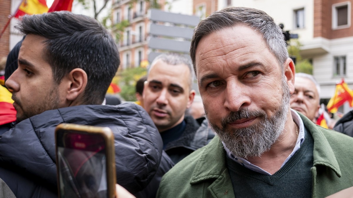 El líder de Vox, Santiago Abascal, durante una concentración frente a la sede del PSOE de la calle Ferraz