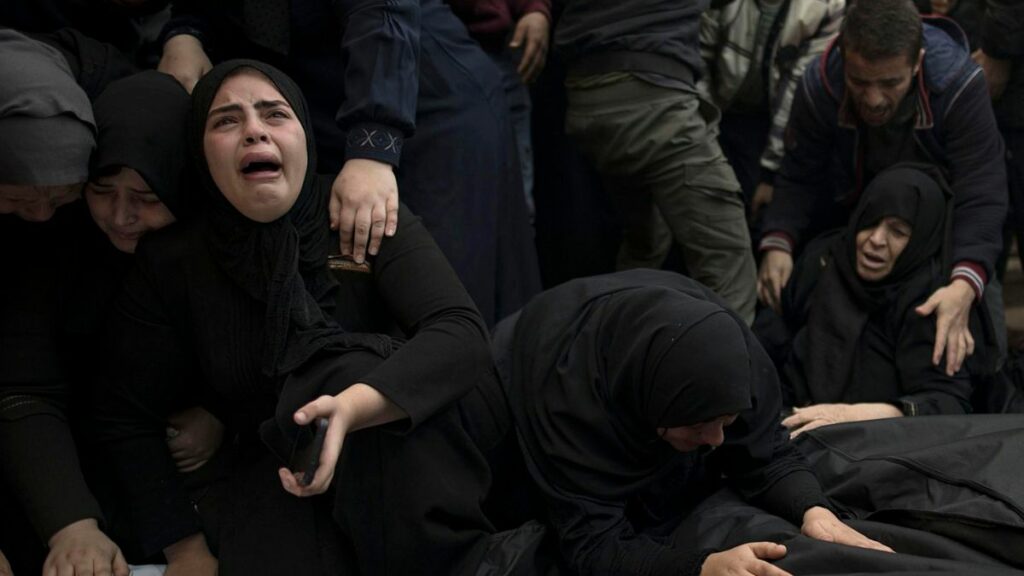 Un grupo de mujeres en Gaza llora la muerte de sus familiares