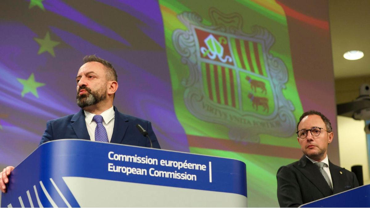 El ministro de Asuntos Exteriores de San Marino, Luca Beccari (izq.), y el primer ministro de Andorra, Xavier Espot.