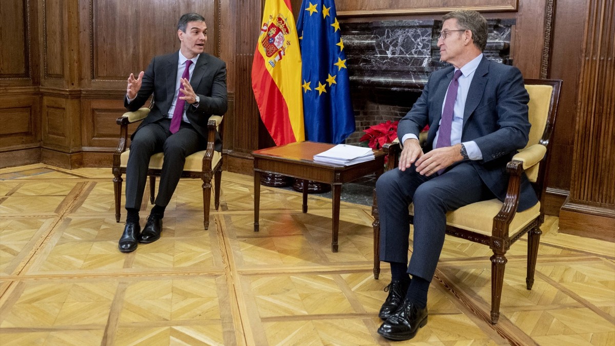 El presidente del Gobierno, Pedro Sánchez, y el líder del PP, Alberto Núñez Feijóo
