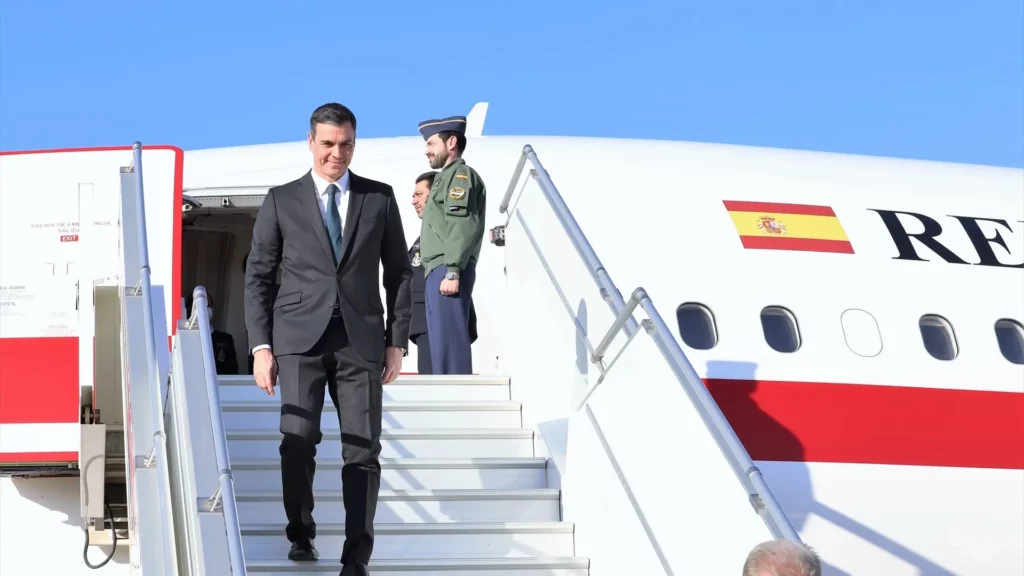 Pedro Sánchez saliendo del Falcon