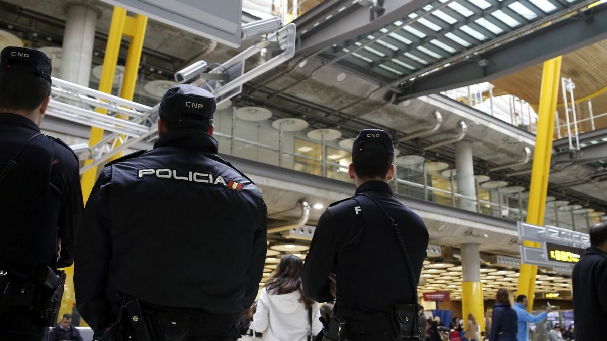 Agentes de Policía en el Aeropuerto de Barajas