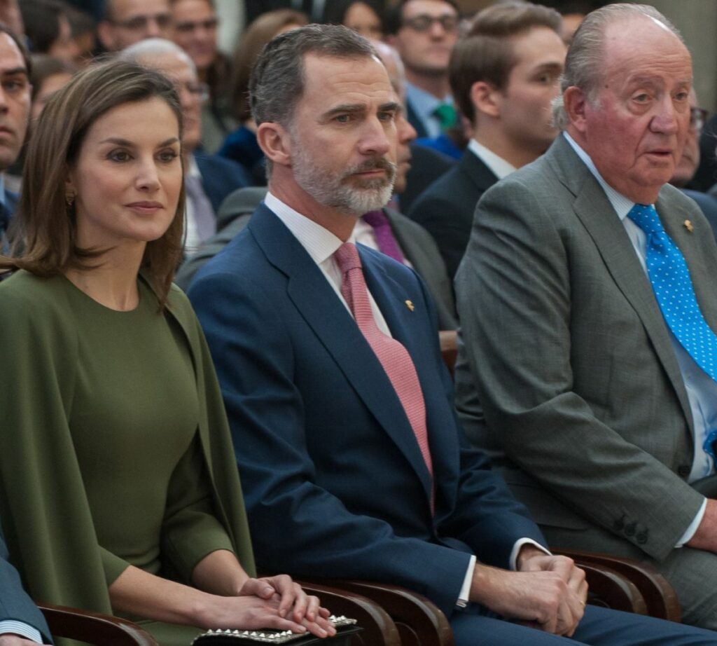 La reina Letizia, el rey Felipe y Juan Carlos I