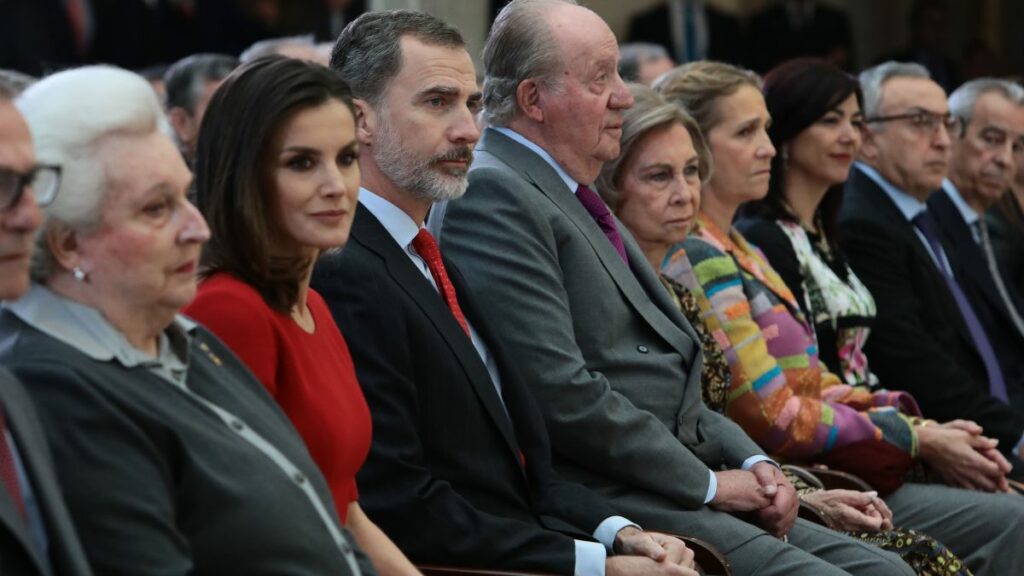 El rey Felipe, la reina Letizia y Juan Carlos I