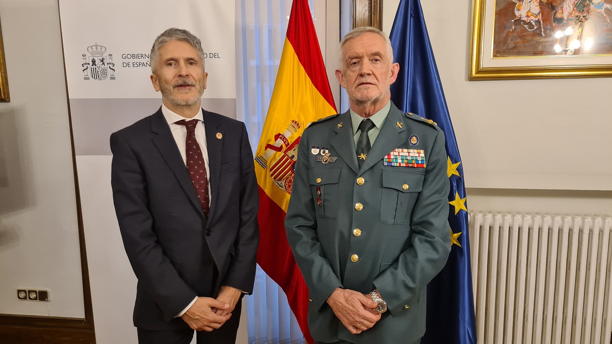 El ministro del Interior, Fernando Grande-Marlaska, y el nuevo DAO de la Guardia Civil, el teniente general Llamas