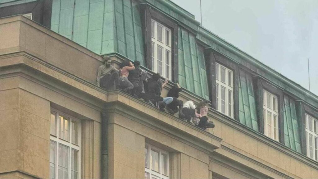 Personas refugiadas en la cornisa de un edificio durante el tiroteo (@RakamlarO).