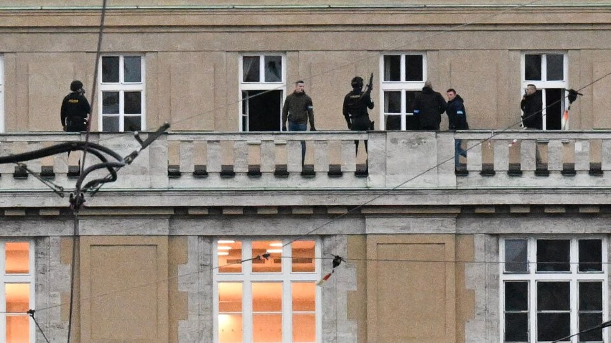 Personas refugiadas en la cornisa de un edificio durante el tiroteo (@RakamlarO).