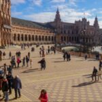 Turistas en la Plaza de España de Sevilla Turismo