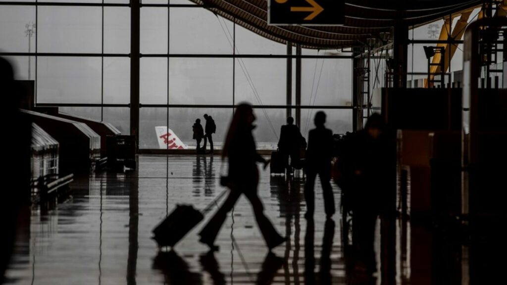 El Gobierno prepara un contrato de 16 millones para devolver a inmigrantes en avión a sus países de origen