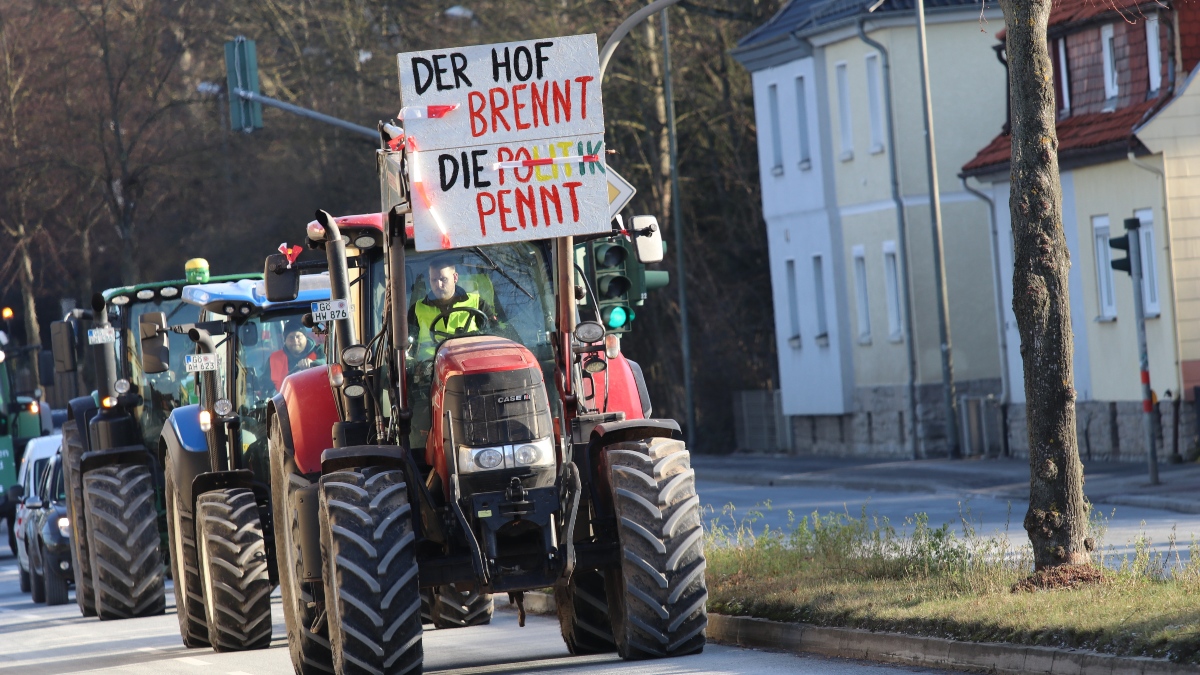 Agricultores alemanes se manifiestan en protesta por recortes anunciados por Berlín "España también será un rugido": el campo empieza a imitar a Alemania y convoca una tractorada en Madrid
