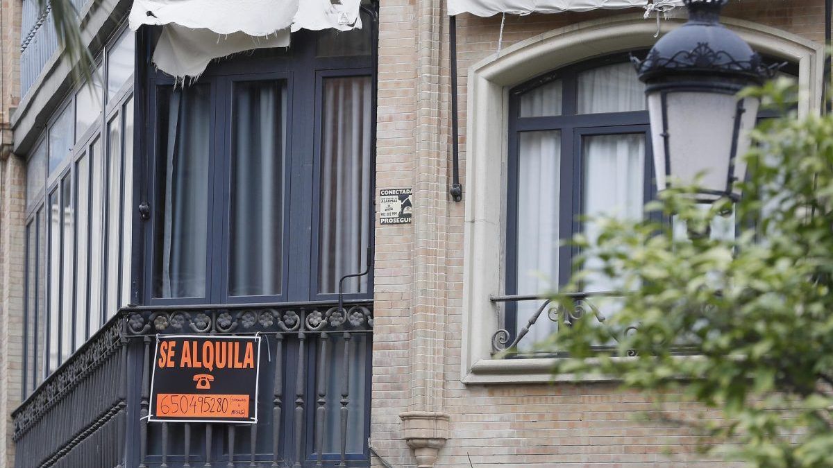 El negocio de las inmobiliarias con el alquiler de vivienda: la OCU denuncia 'gastos extras' al arrendatario