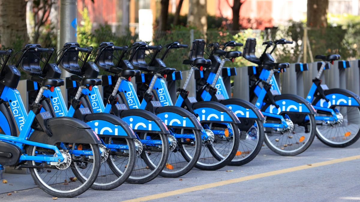 El problema de las bicicletas de alquiler en las grandes ciudades: la OCU compara el precio de las tarifas