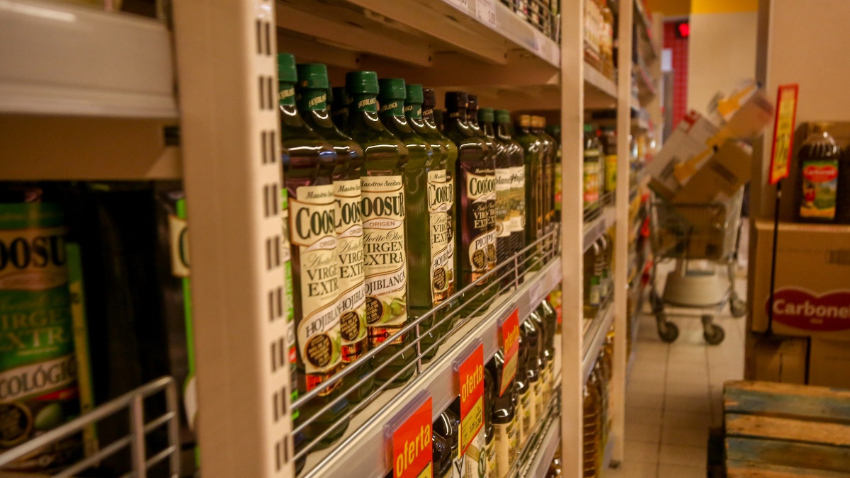 Varios botellas de aceite de oliva en un supermercado de Madrid