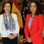 La ministra de Defensa, Margarita Robles, y la embajadora de Estados Unidos en España, Julissa Reynoso.