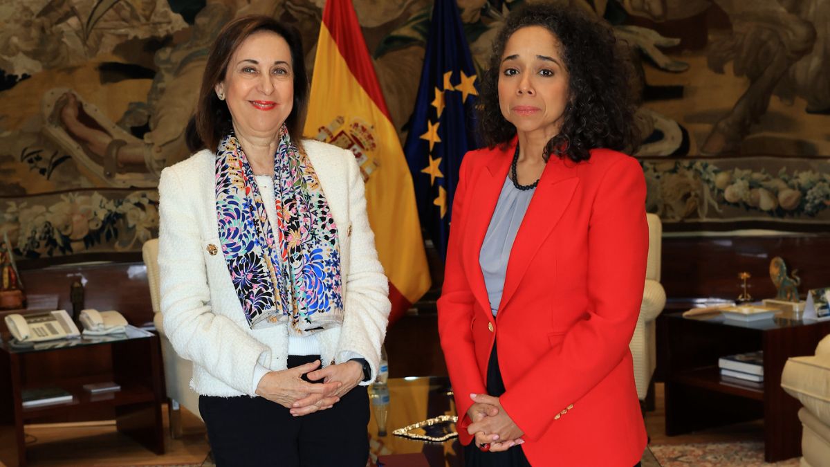 La ministra de Defensa, Margarita Robles, y la embajadora de Estados Unidos en España, Julissa Reynoso.