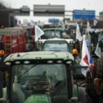 Decenas de camiones bloquean parte de la autopista A15 en Argenteuil, al norte de París (Francia).