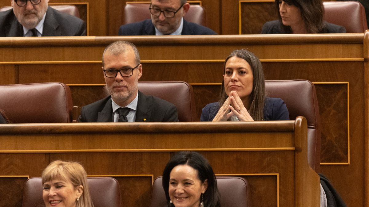 La portavoz de Junts en el Congreso, Miriam Nogueras (d), durante una sesión plenaria, en el Congreso de los Diputados, a 30 de enero de 2024, en Madrid (España).
