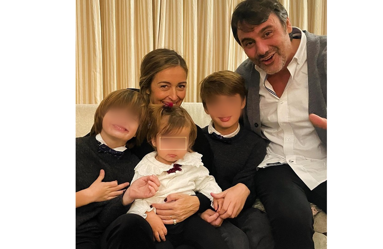 El presentador Ion Aramendi con su mujer, María Amores y sus tres hijos