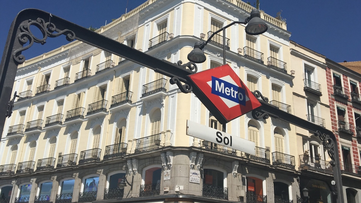 Fotos de recurso de la estación de metro y cercanías de Sol y de la Puerta del Sol, en Madrid. Alquiler. Madrid.