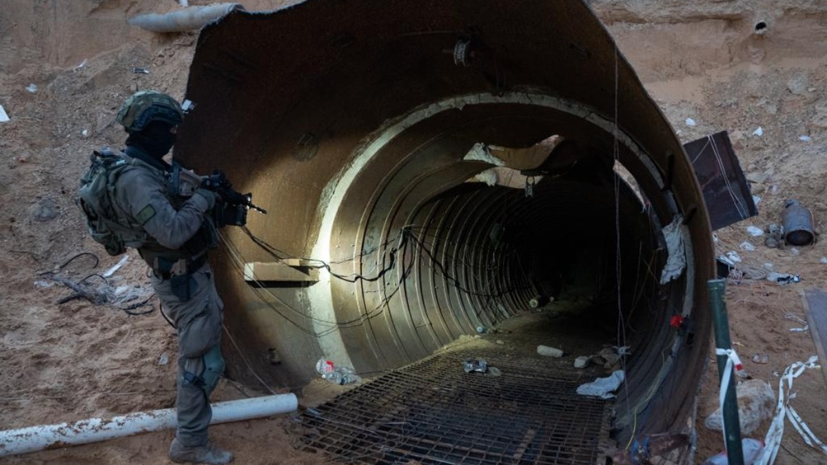 Soldado del Ejército israelí entrando en uno de los túneles de Hamás