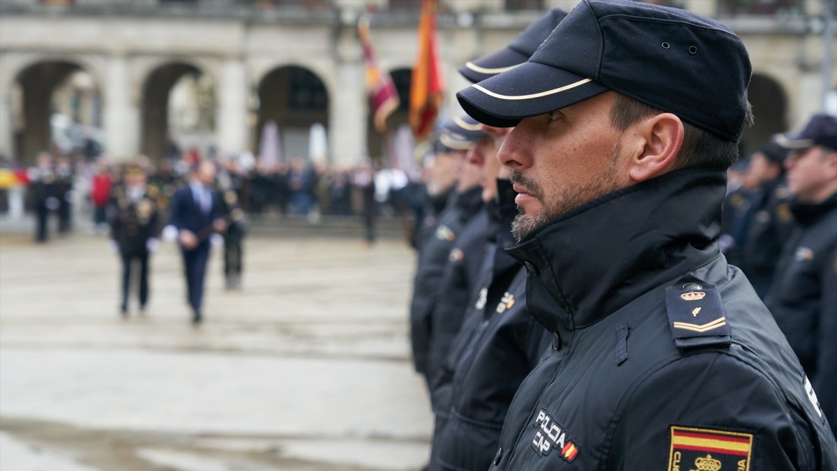 Varios agentes durante la celebración del bicentenario de la Policía Nacional, en la Plaza de España, a 13 de enero de 2024, en Vitoria-Gasteiz, Álava, País Vasco