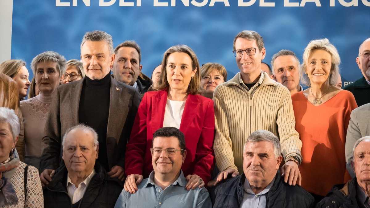El alcalde de Logroño, Conrado Escobar (2i), la secretaria general del PP, Cuca Gamarra (c), y el presidente de La Rioja, Gonzalo Capellán (2d), durante un acto del Partido Popular de La Rioja