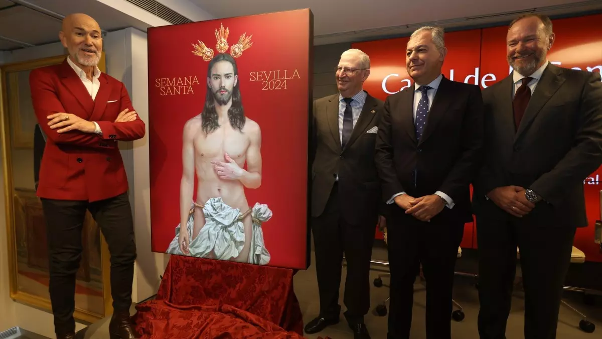 El autor, Salustiano, posa junto al cartel anunciador de la Semana Santa de Sevilla 2024 y a las autoridades presentes en el acto