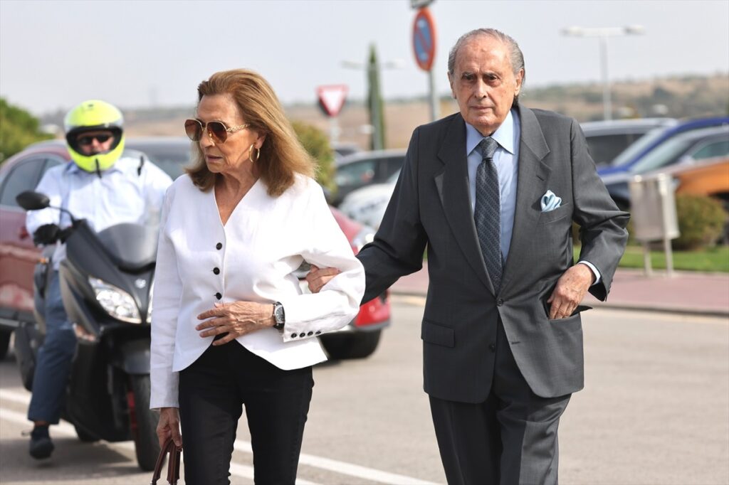 Jaime Peñafiel y su mujer Carmen Alonso en el tanatorio por la muerte de María Teresa Campos