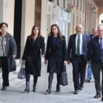 La portavoz de VOX en Baleares, Idoia Ribas, acompañada de otros cuatro diputados de la formación de Santiago Abascal