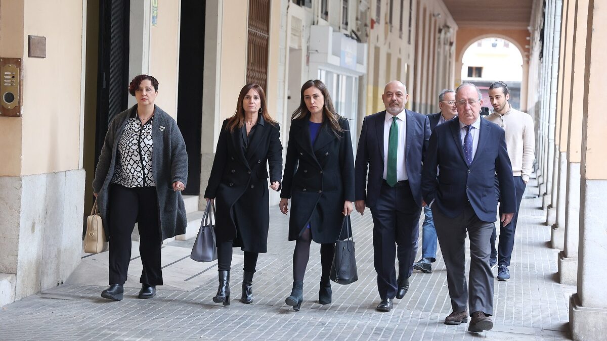 La portavoz de VOX en Baleares, Idoia Ribas, acompañada de otros cuatro diputados de la formación de Santiago Abascal