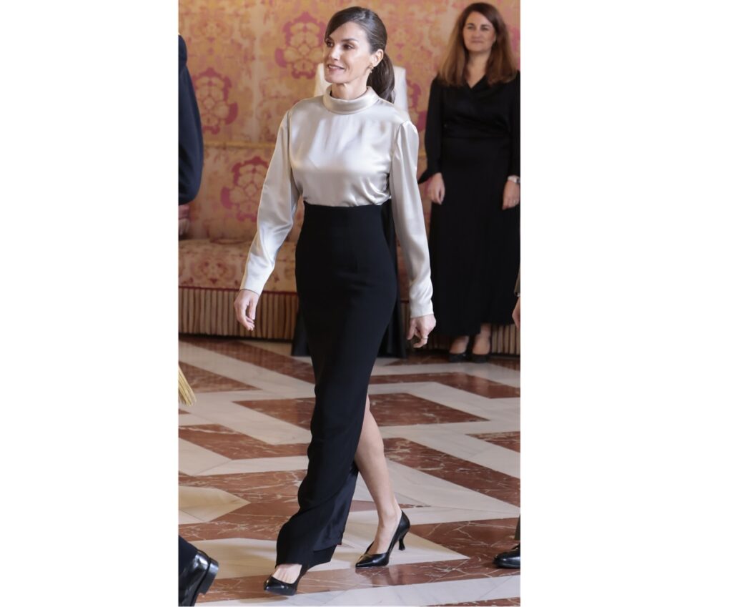 La reina Letizia optó por un look sobrio, una falda de la firma Boüret y blusa gris, para la Pascua Militar