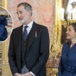 La reina Letizia sufre un percance con una de sus joyas durante una recepción