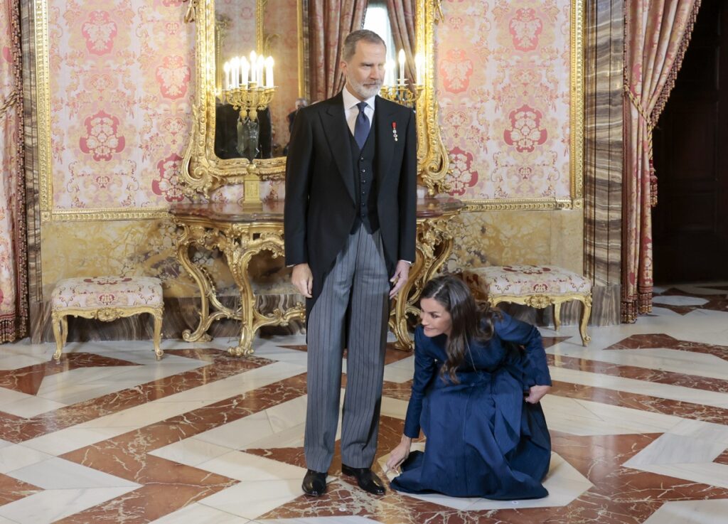 La reina Letizia tiene un percance y se le cae la pulsera duranta la recepción al Cuerpo Diplomático