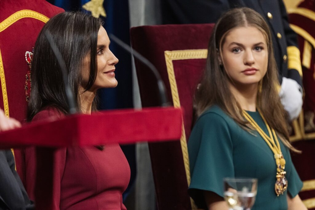 La reina Letizia y su hija, la princesa Leonor en la solemne sesión de apertura de las Cortes Generales de la XV Legislatura