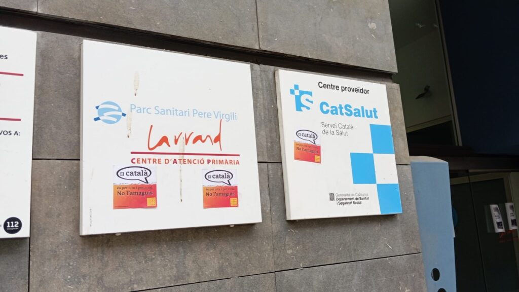 La ONG del catalán acosa a un sanitario por atender en castellano y le graba sin su consentimiento